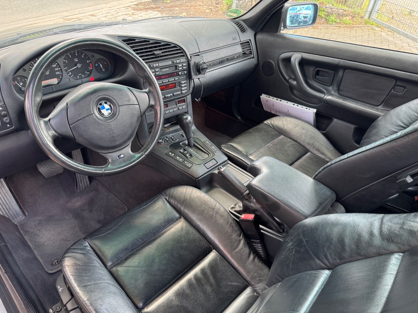 Fahrzeugabbildung BMW 320