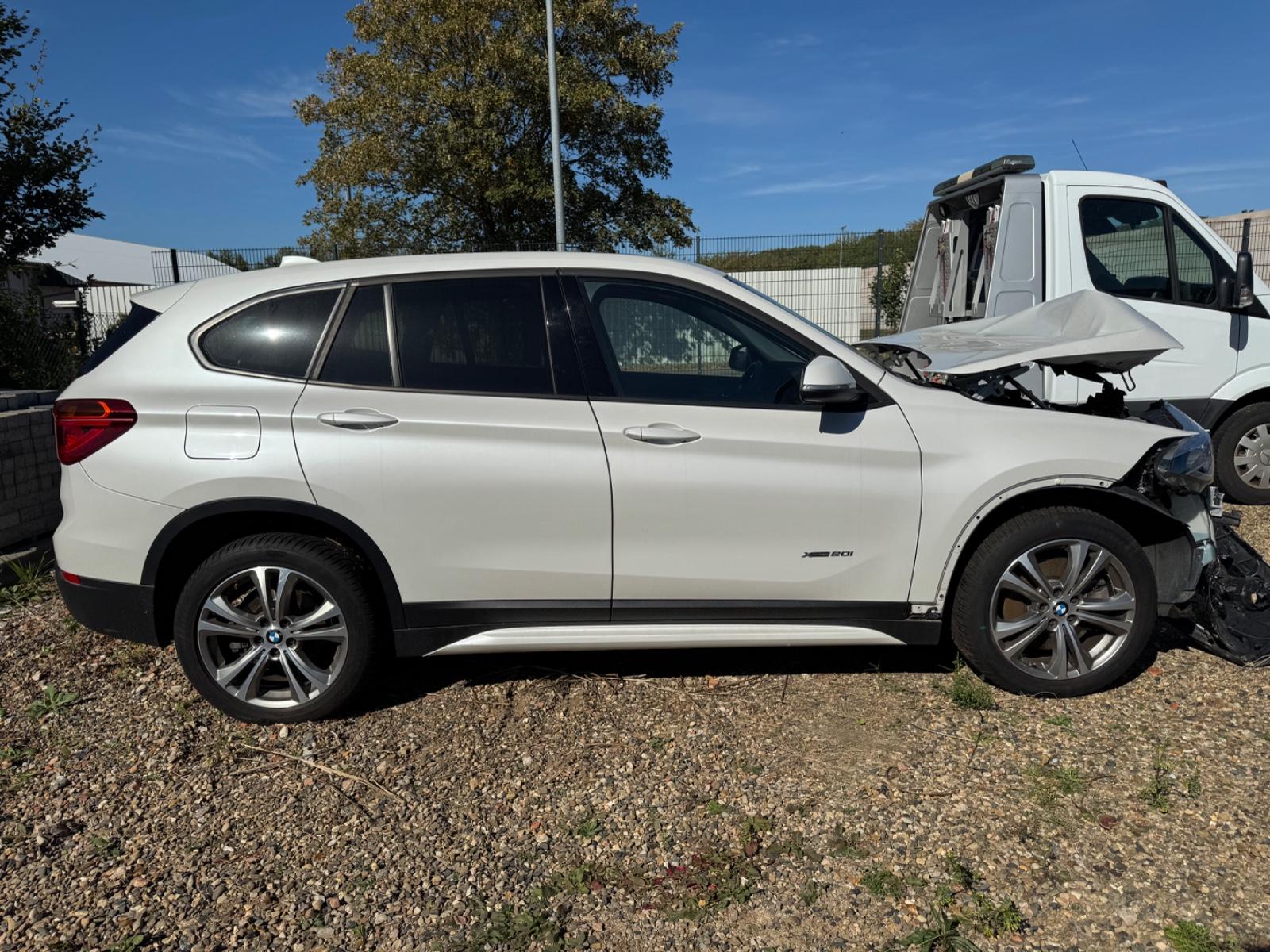 BMW X1 xDrive20i Sport Line PANO HarmanKardon LED