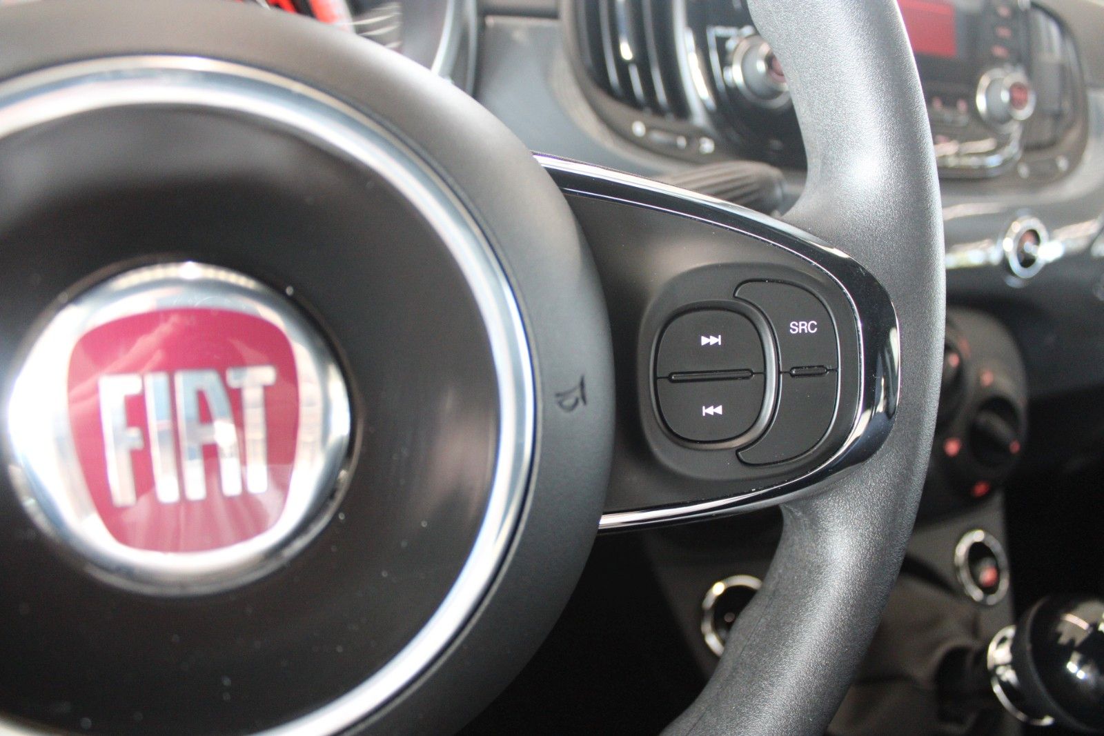 Fahrzeugabbildung Fiat 500 Hybrid CULT KLIMA DAB+ Allwetterreifen Tempo