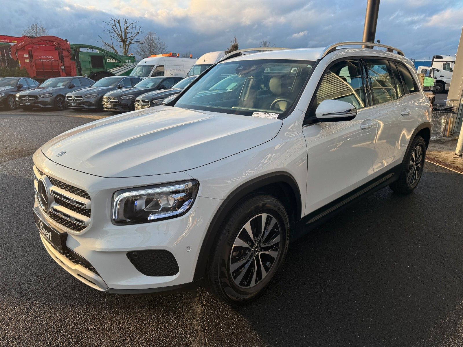 Fahrzeugabbildung Mercedes-Benz GLB 200 4M Style+StandH+Distr+RKamera+Augment