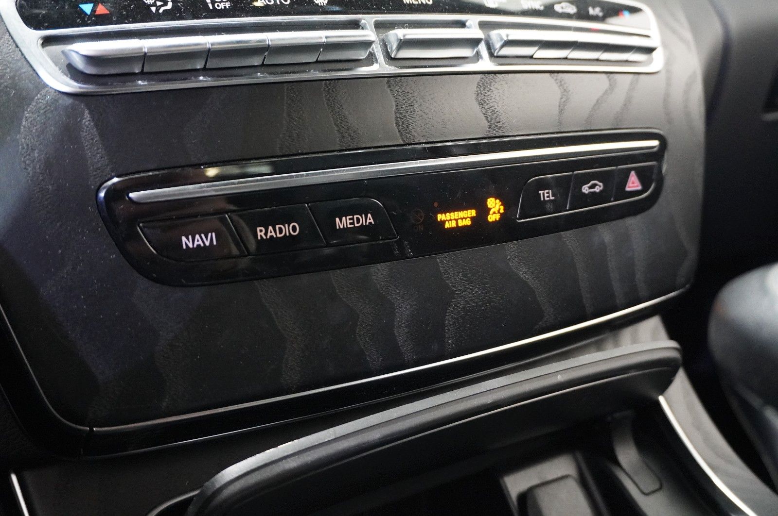 Fahrzeugabbildung Mercedes-Benz C 180 COUPE AMG LINE NAVI/LED/KAMERA/SPORT/SHZ
