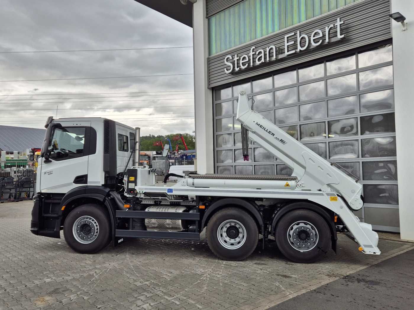 Fahrzeugabbildung Iveco X-Way AD280X42Y/PS 6x2 Meiller 16. T Funk Lift