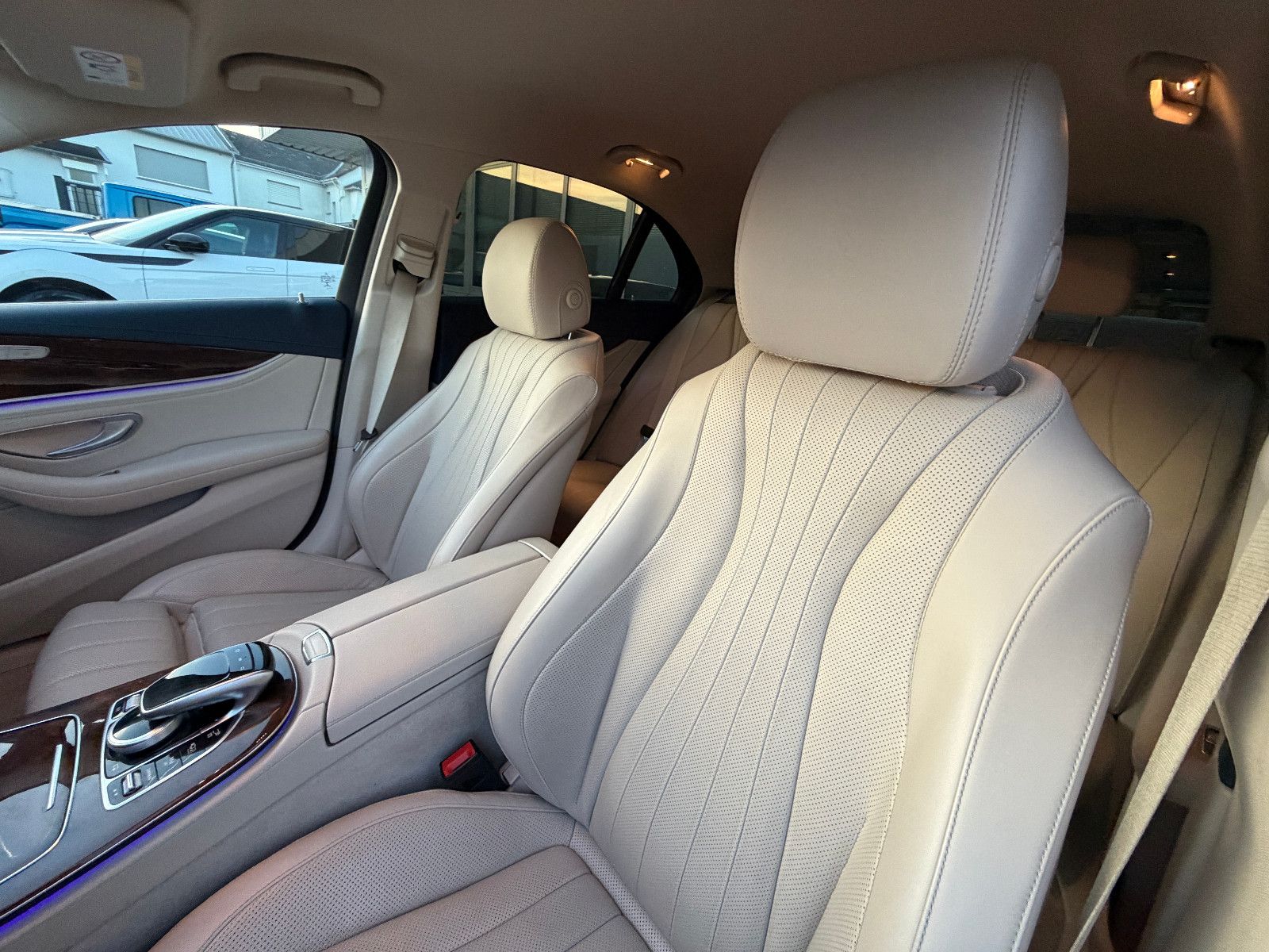 Fahrzeugabbildung Mercedes-Benz E 300 de/AMG/HEAD-UP/VIRTUAL/AMBIENTE/BURMESTER/