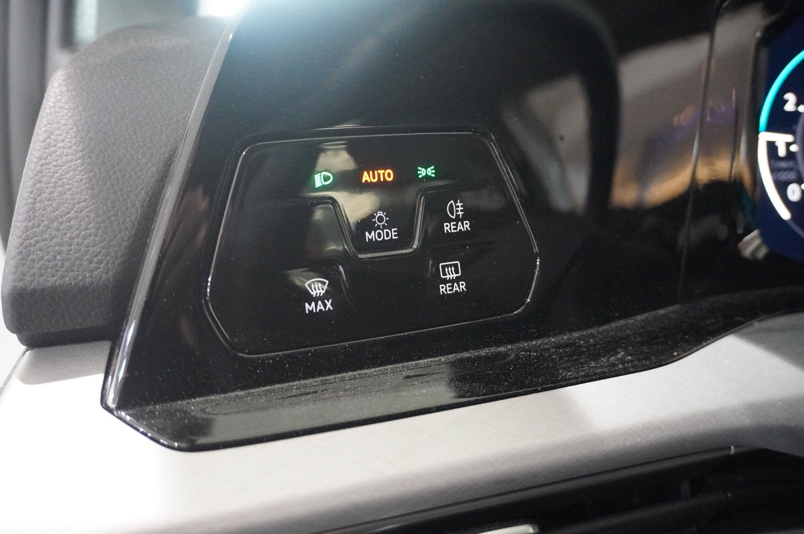 Fahrzeugabbildung Volkswagen Golf VIII Variant 1.5 TSI LIFE NAVI/LED/SHZ/VIRT
