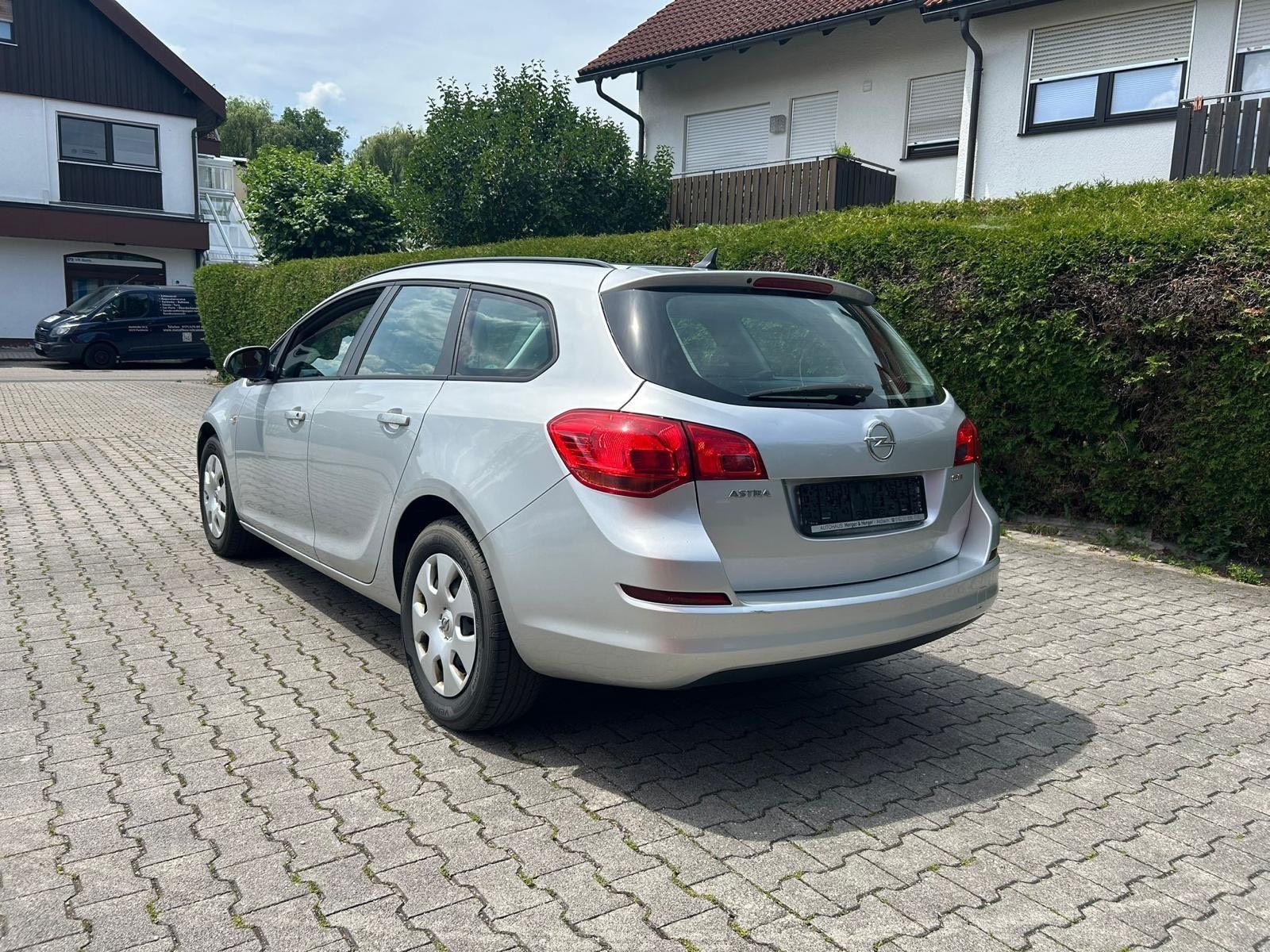 Opel Astra 2011 — engine