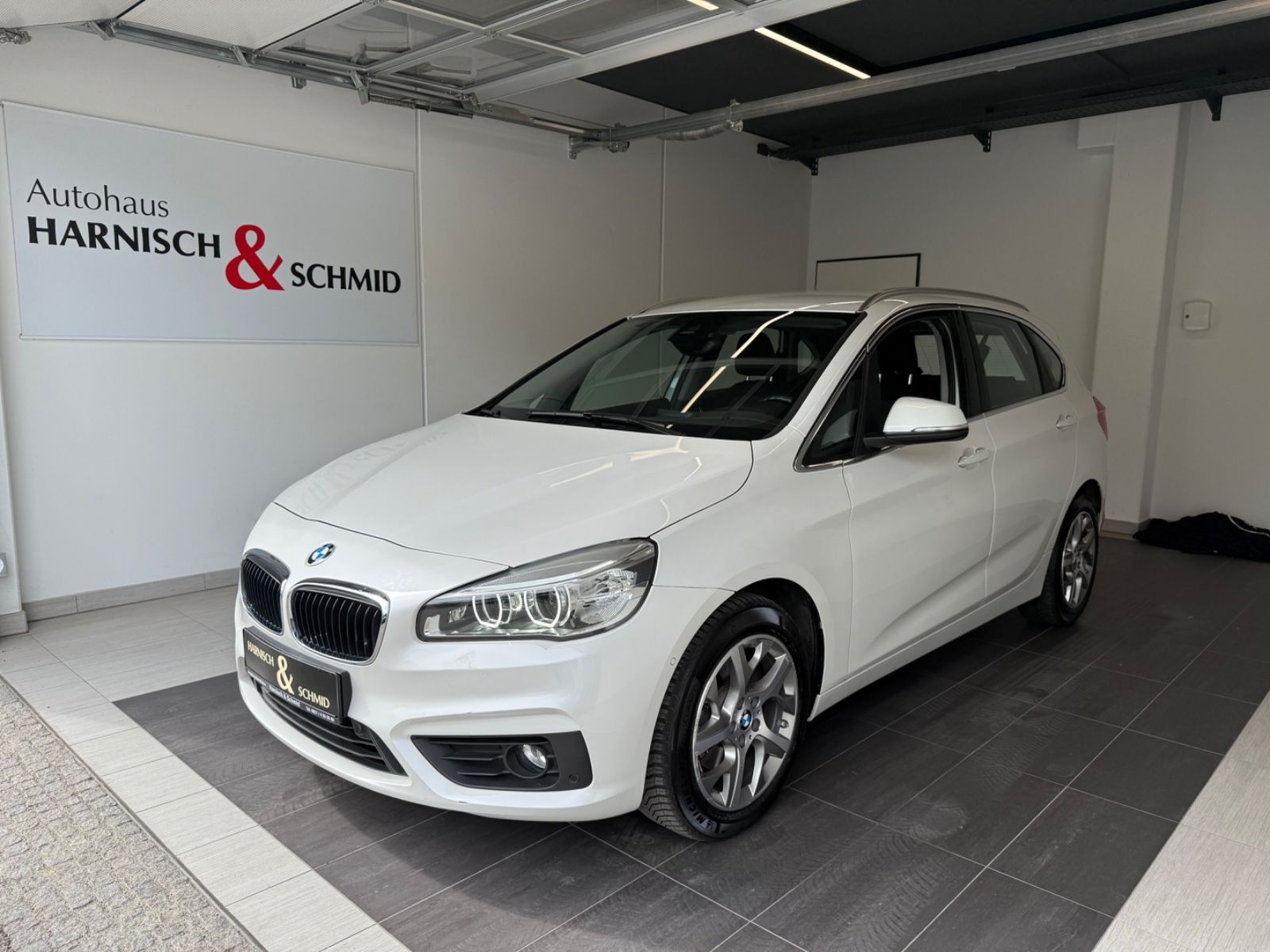 Fahrzeugabbildung BMW 220 i Active Tourer Advantage Business-Paket
