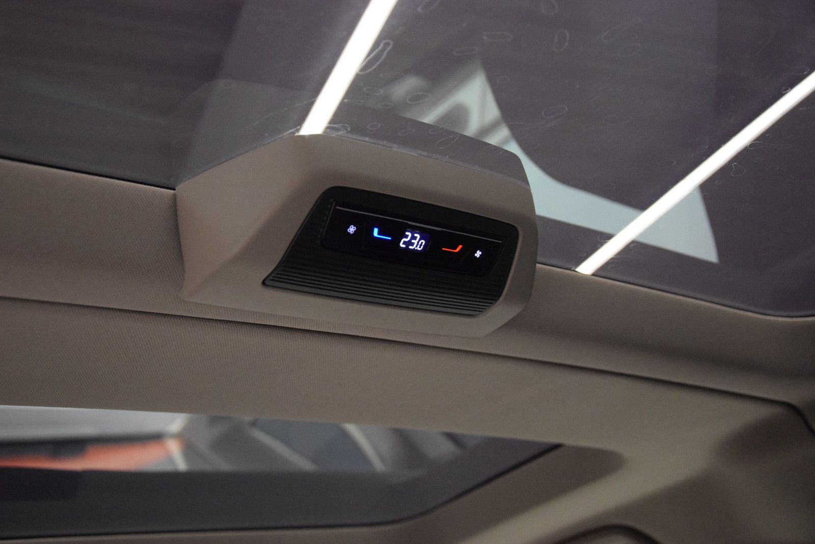 Fahrzeugabbildung Volkswagen T7 Multivan Edition lang Pano ACC vis-a-vis AHK