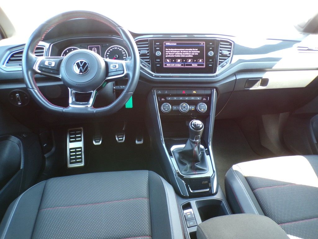 Fahrzeugabbildung Volkswagen T-Roc Sport 1.5 l TSI Sport Ganzjahresreifen / N