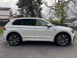 Volkswagen Tiguan Highline BMT/Start-Stopp 4Motion R-Line - VW Tiguan Gebrauchtwagen in Solingen