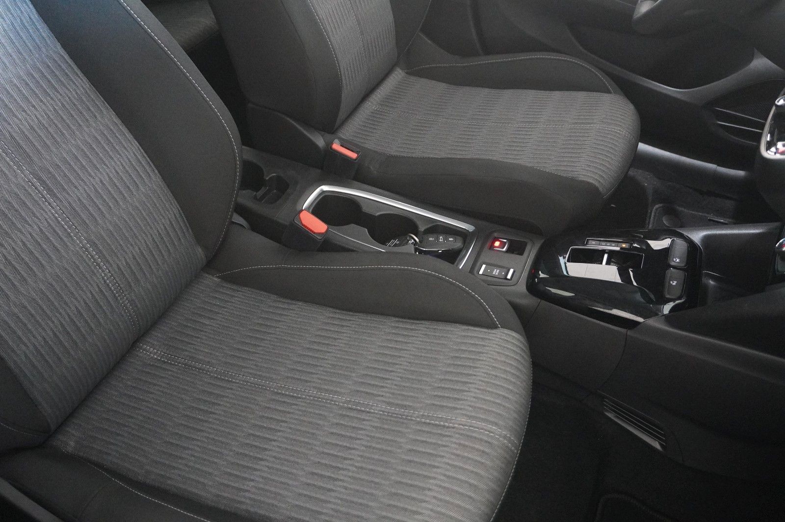 Fahrzeugabbildung Opel Corsa-e F EDITION 7KW NAVI/VIRT/SHZ/DAB/WÄRMEP.