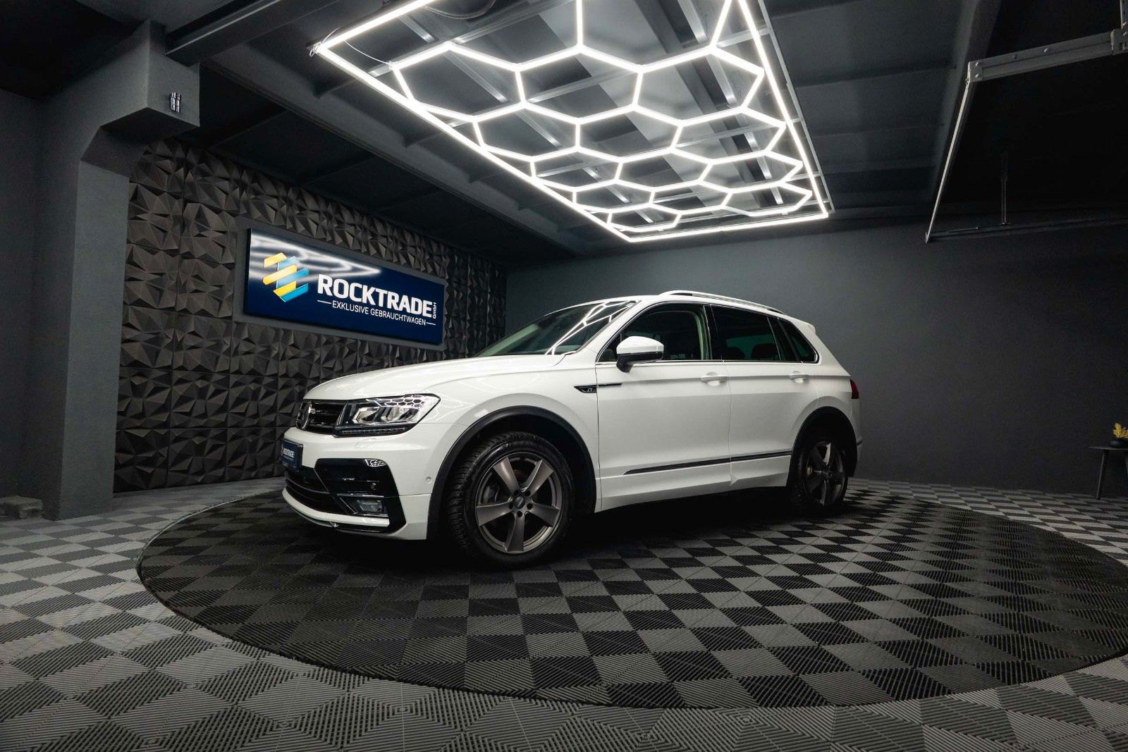 Fahrzeugabbildung Volkswagen Tiguan Comfortline R-Line+ 4Motion *LED*ACC*DAB*