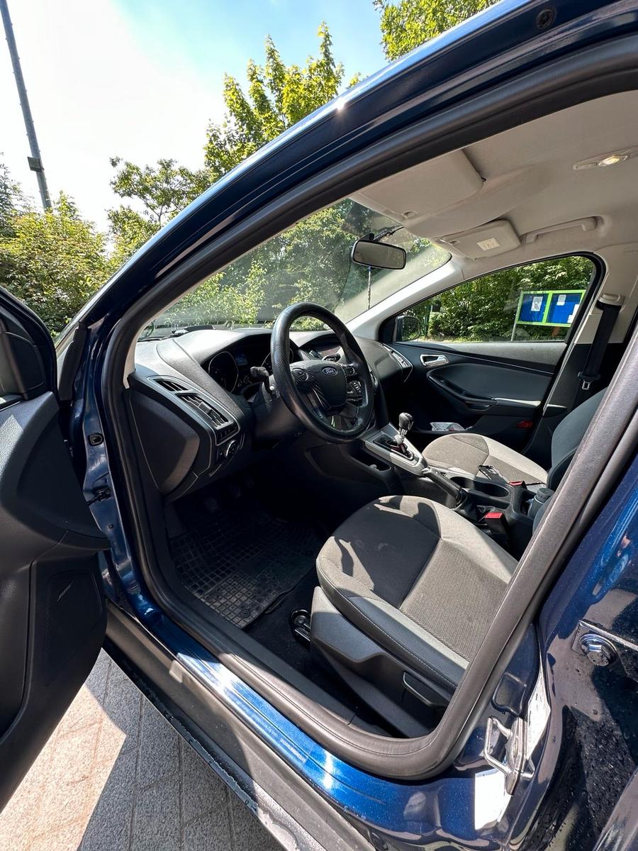 Ford Focus 2011 — салон
