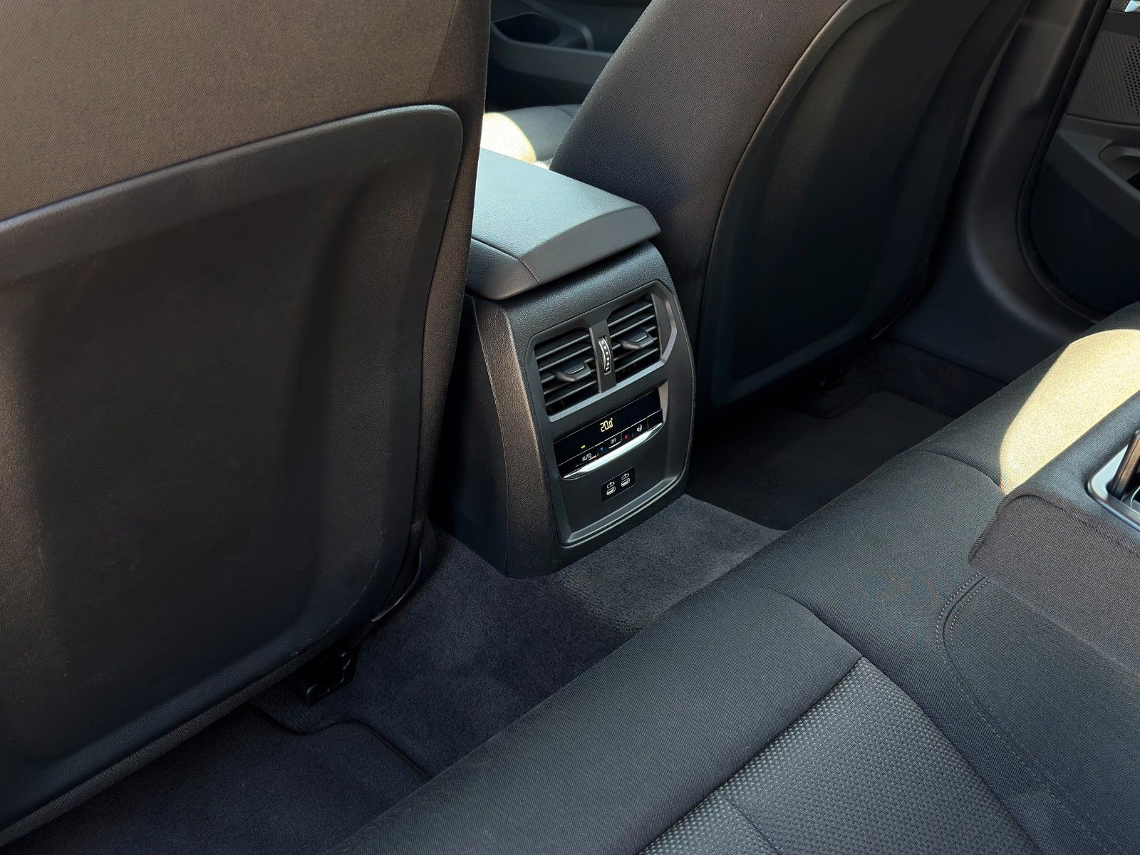 Fahrzeugabbildung BMW 318i Touring CockPit+ Alarm 3Z-Klima Kamera SHZ