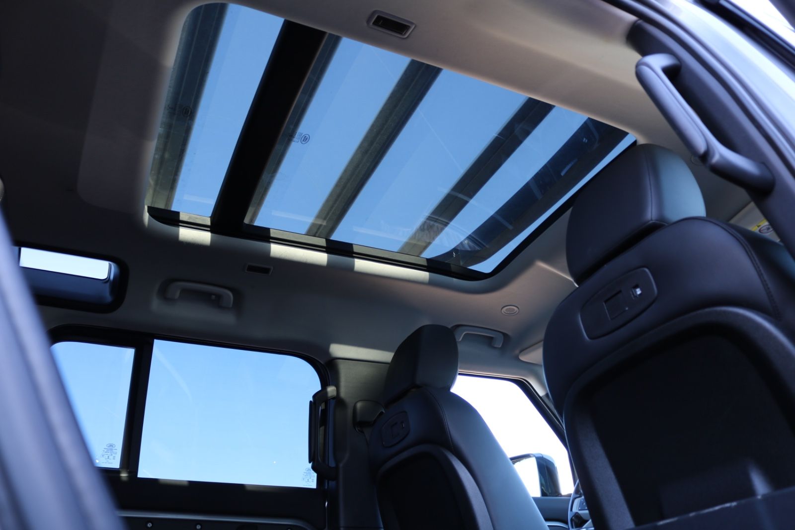 Land Rover Defender D240 S AWD/7 SITZER/PANO/AHK/MERIDIAN/ foto 18