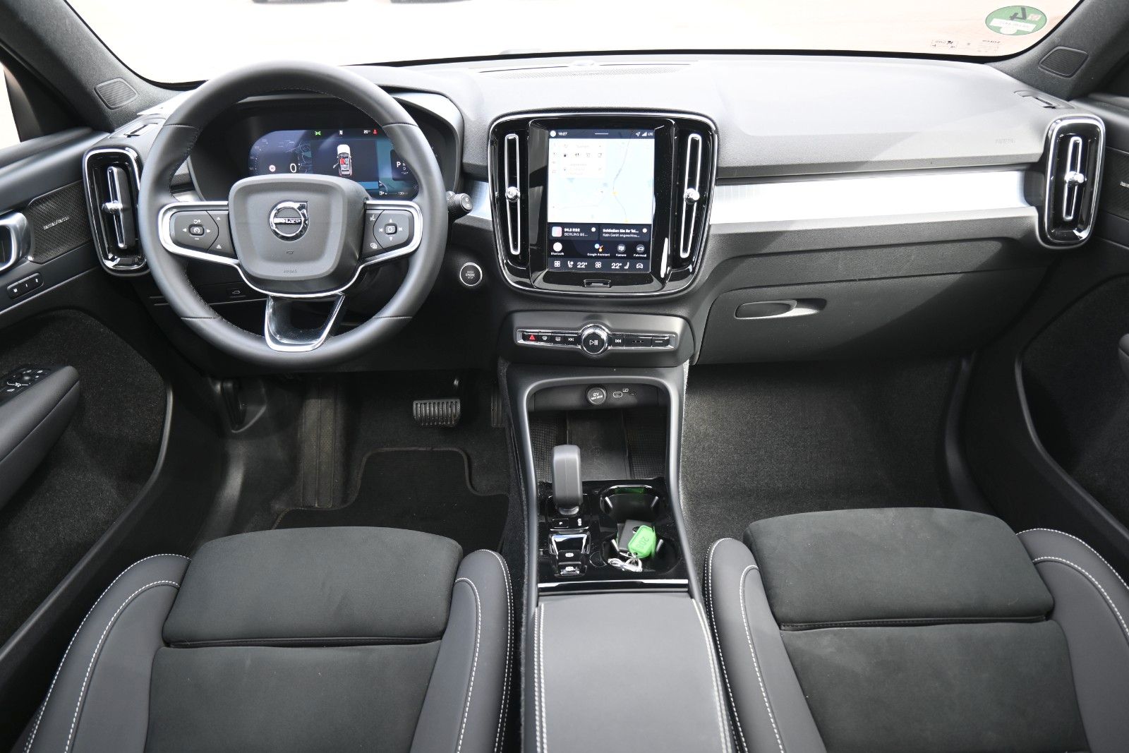 Fahrzeugabbildung Volvo XC40 B4 DKG Plus Black Edition*FSHZG*360°*ACC