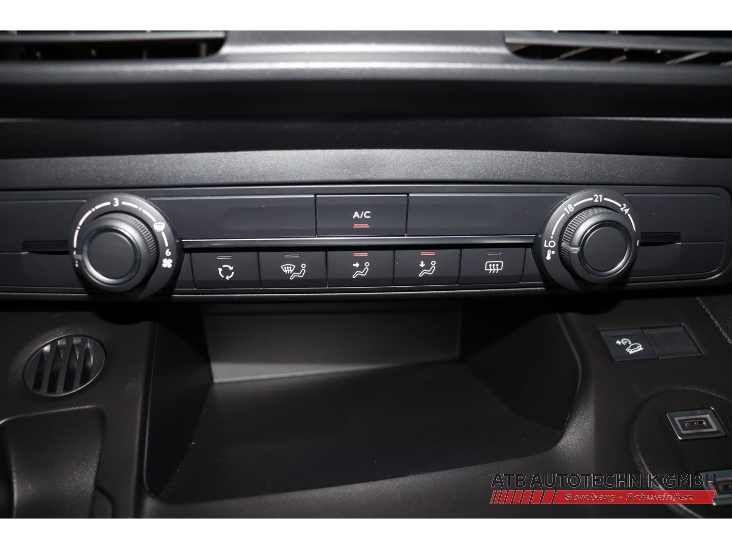 Fahrzeugabbildung Fiat Qubo -L 5-Sitzer ICON 50kWh 136PS Apple CarPlay