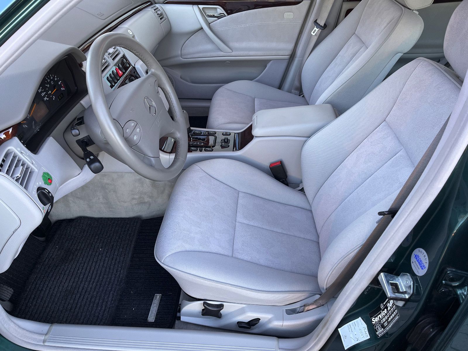Fahrzeugabbildung Mercedes-Benz E 240 ELEGANCE