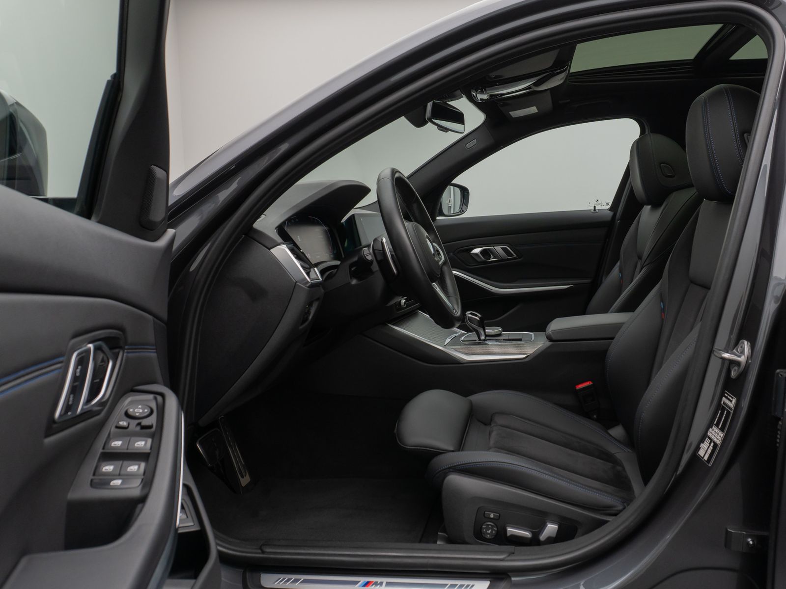 Fahrzeugabbildung BMW 330i M Sport Panorama Kamera DAB HiFi Komfort