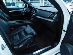 Fahrzeugabbildung Volvo XC90 B5 D AWD R-Design '7-Sitzer,Glasdach'