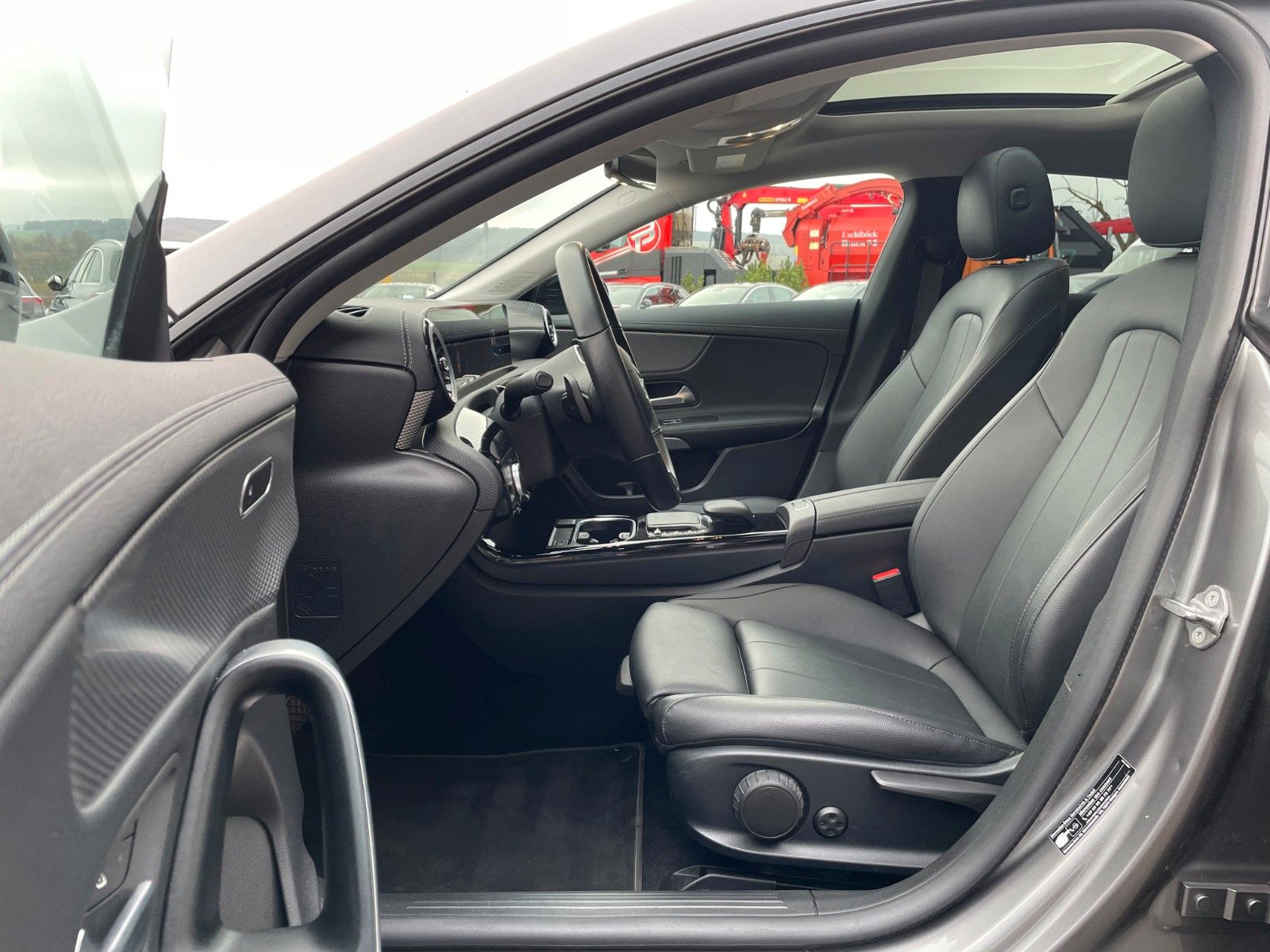 Fahrzeugabbildung Mercedes-Benz CLA 200 d SB Night+Pano+AHK+MBUX+R-Kamera+Leder