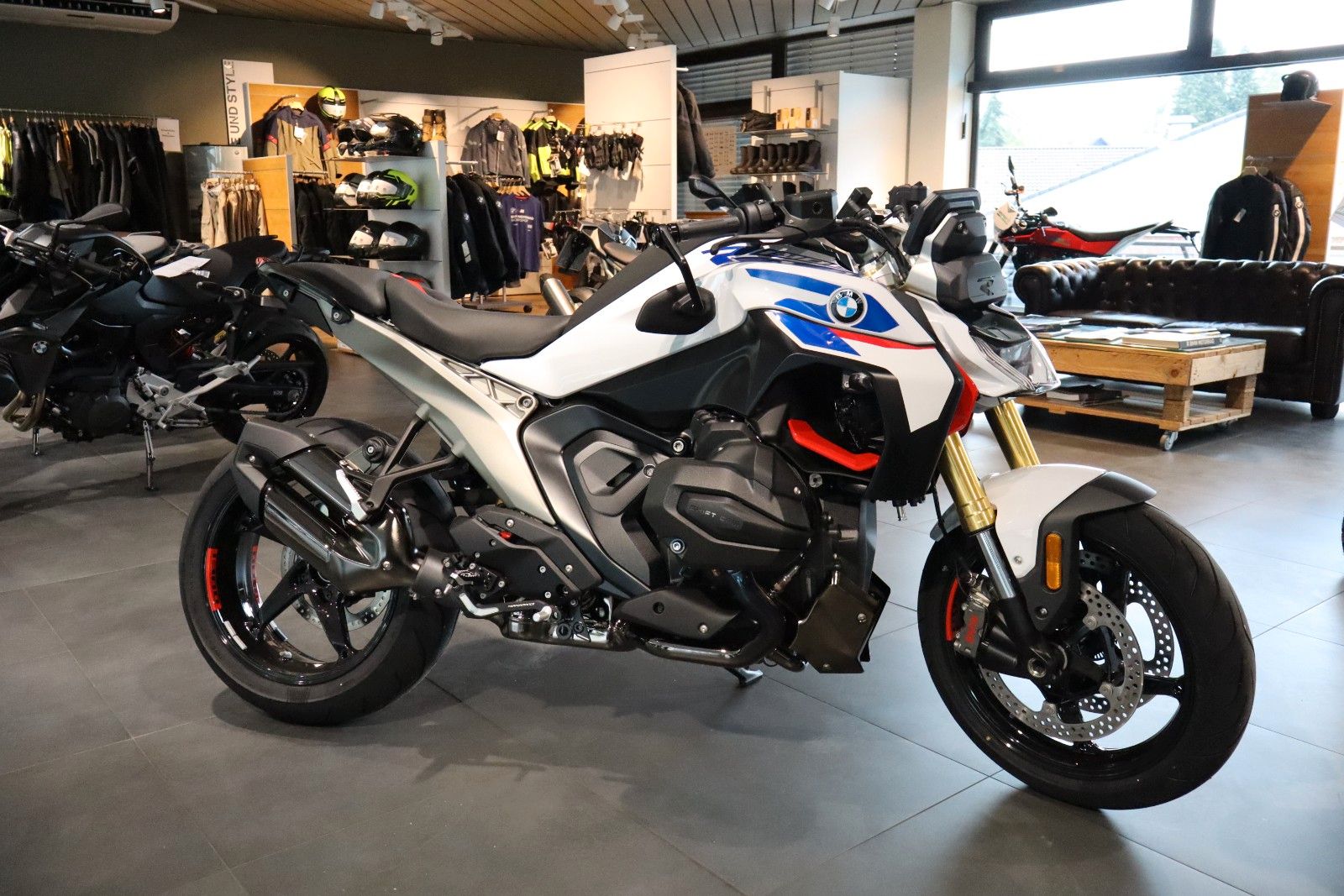 Fahrzeugabbildung BMW R1300R Style Performance