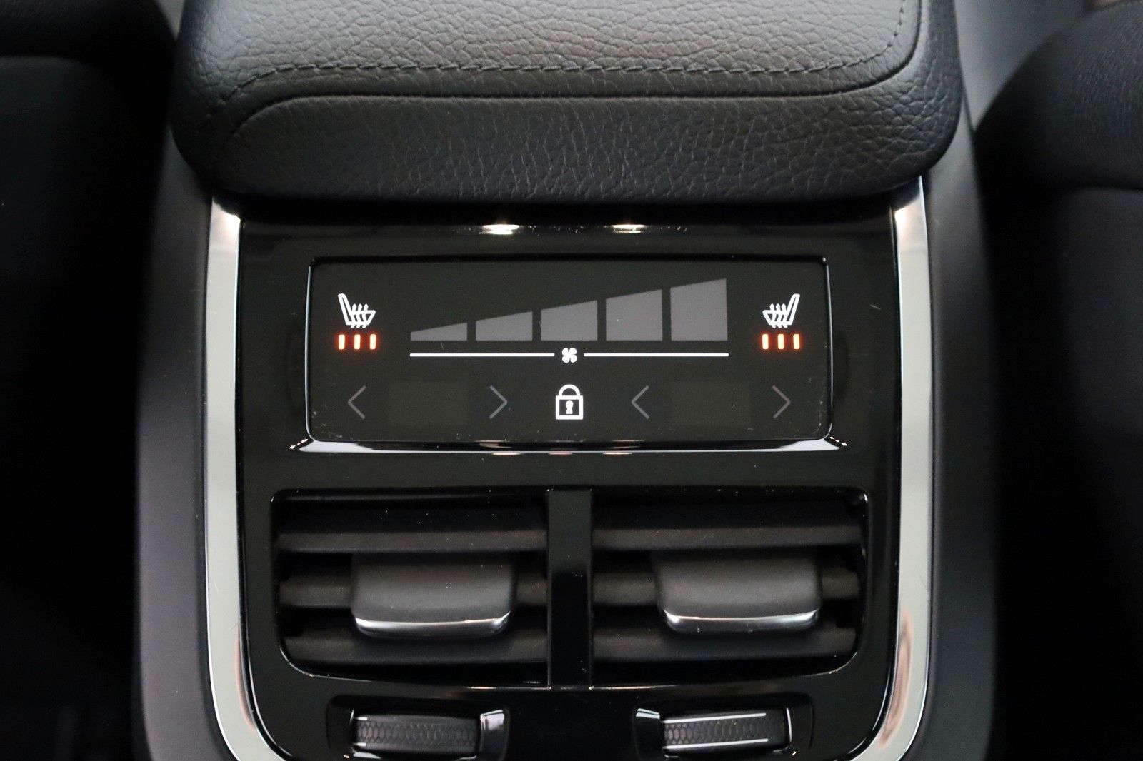 Fahrzeugabbildung Volvo XC60 Momentum AWD Leder,Navi,LED,Panorama,4xSH