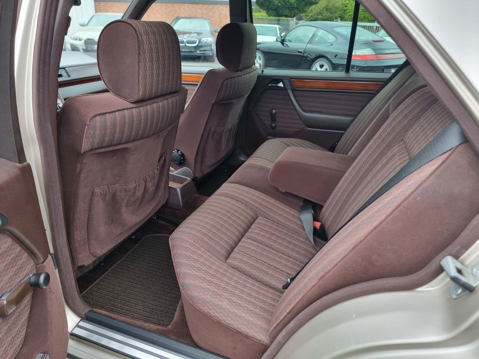 Fahrzeugabbildung Mercedes-Benz 230 E/Schiebedach/AHK/H-Zul./Sehr schöner Zust.
