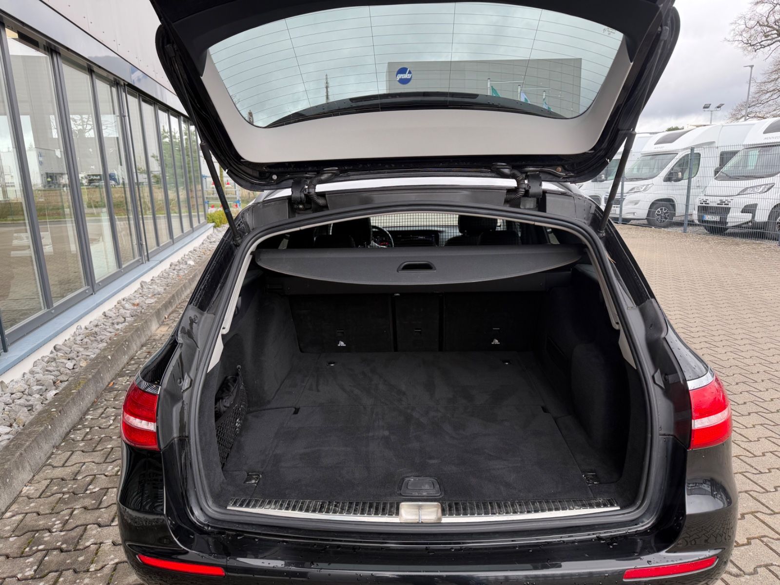 Fahrzeugabbildung Mercedes-Benz E 400 d T 4MATIC LED PTS Easy Pack DSG