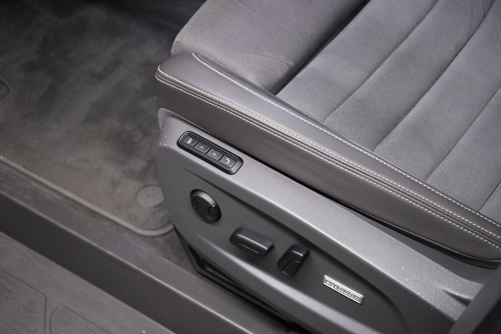 Fahrzeugabbildung Volkswagen T7 Multivan Style Lang Pano HuD h&k Memory AHK