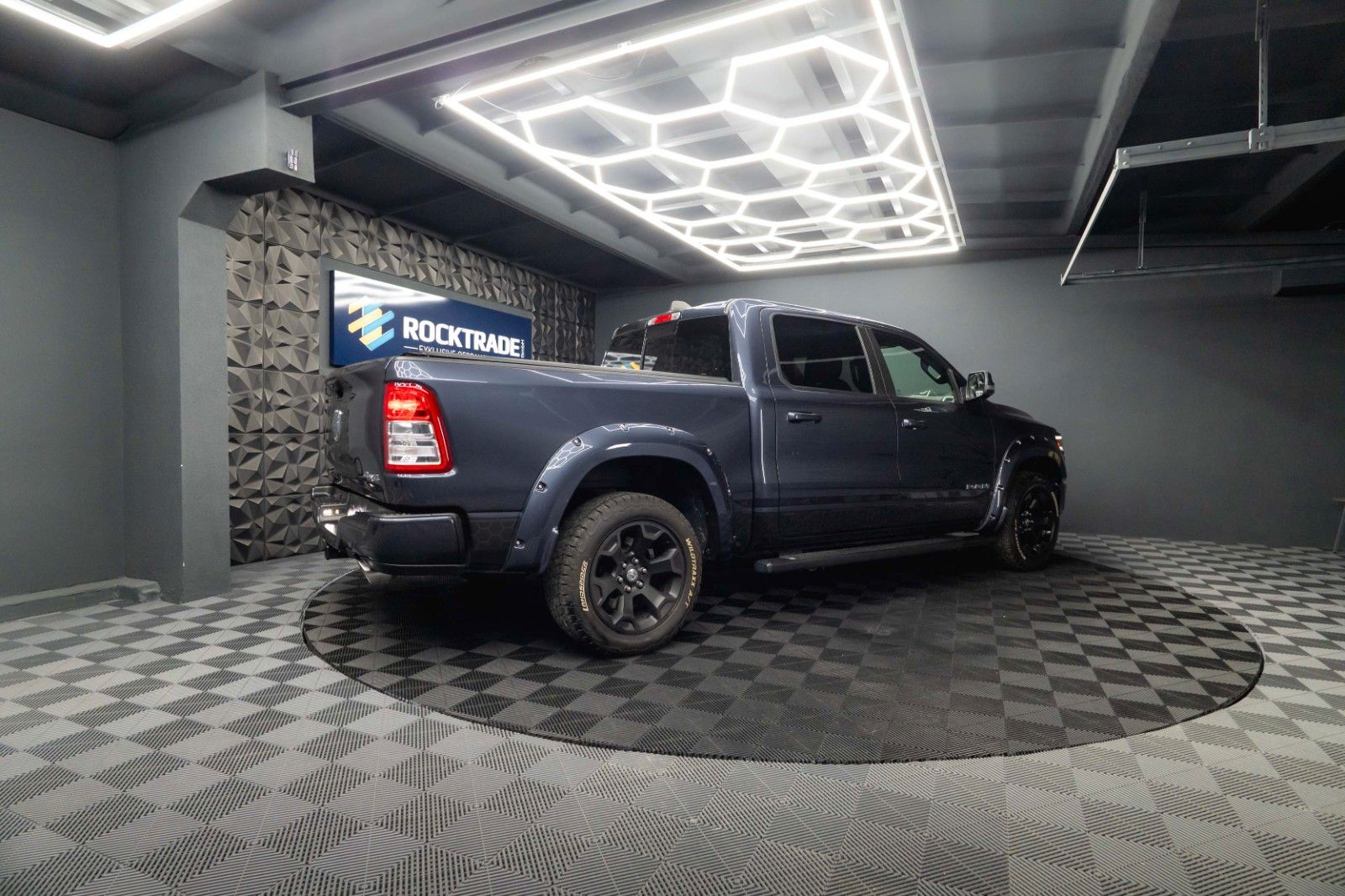 Fahrzeugabbildung Dodge RAM 5.7 V8 HEMI 4x4 OFFROAD Night Limited 19%