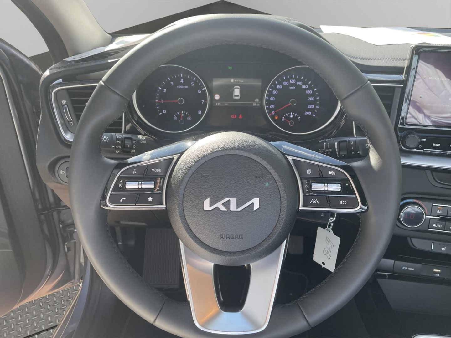 Fahrzeugabbildung Kia Ceed_sw Vision Kamera LIM VerkehrszeichenERK DAB