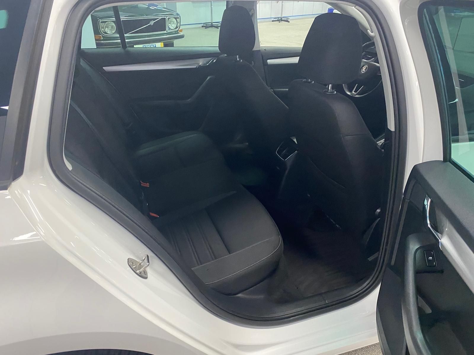 Fahrzeugabbildung SKODA Octavia 2.0 TDI Tour APP+ALLWETTER+NAVI+SITZHEIZ