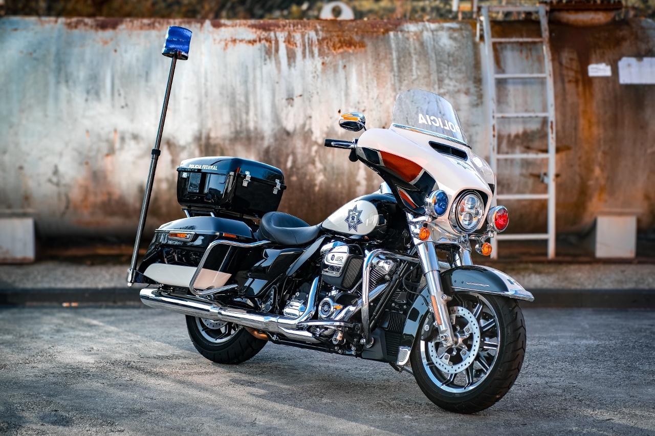 Harley-Davidson FLHTP Electra Glide Police 114 - 1. Hand - TOP!