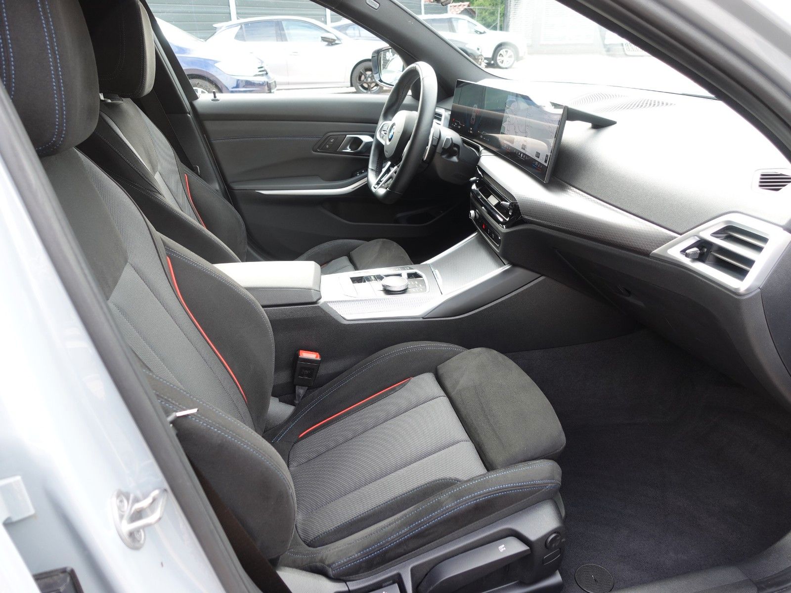 Fahrzeugabbildung BMW 318i Touring A M Sportpaket LMR19"/LED/Navi/Keyl