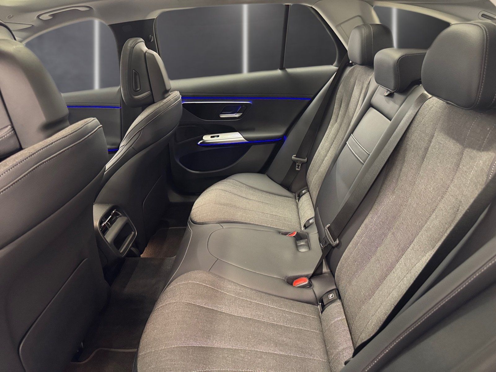 Fahrzeugabbildung Mercedes-Benz E 220 T d AVANTGARDE*Pano*AHK*Distronic*Totwink*