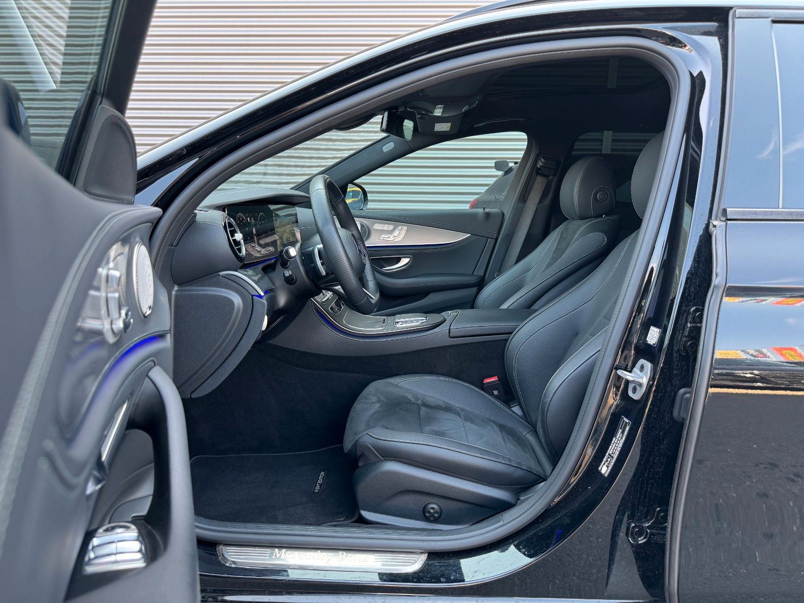 Fahrzeugabbildung Mercedes-Benz E 400d 4M AMG+Burm+Pano+AHK+Distr+Memory+Night