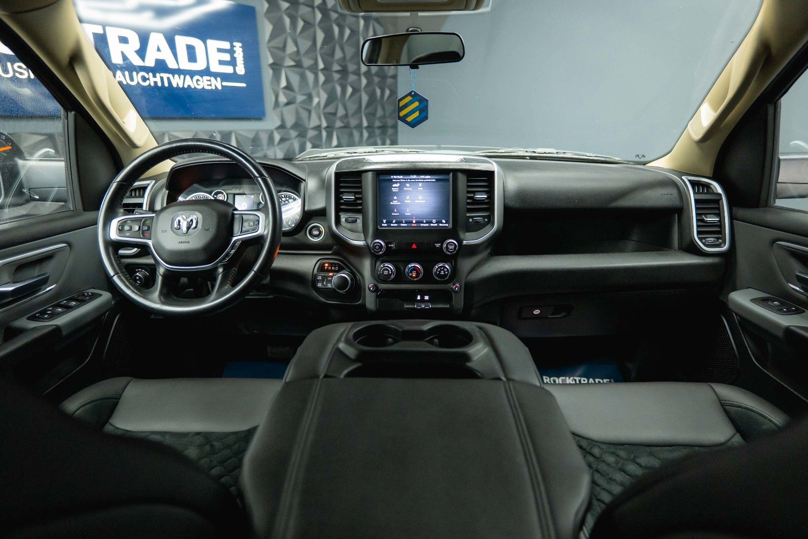 Fahrzeugabbildung Dodge RAM 5.7 V8 HEMI 4x4 OFFROAD Night-Paket *LED*