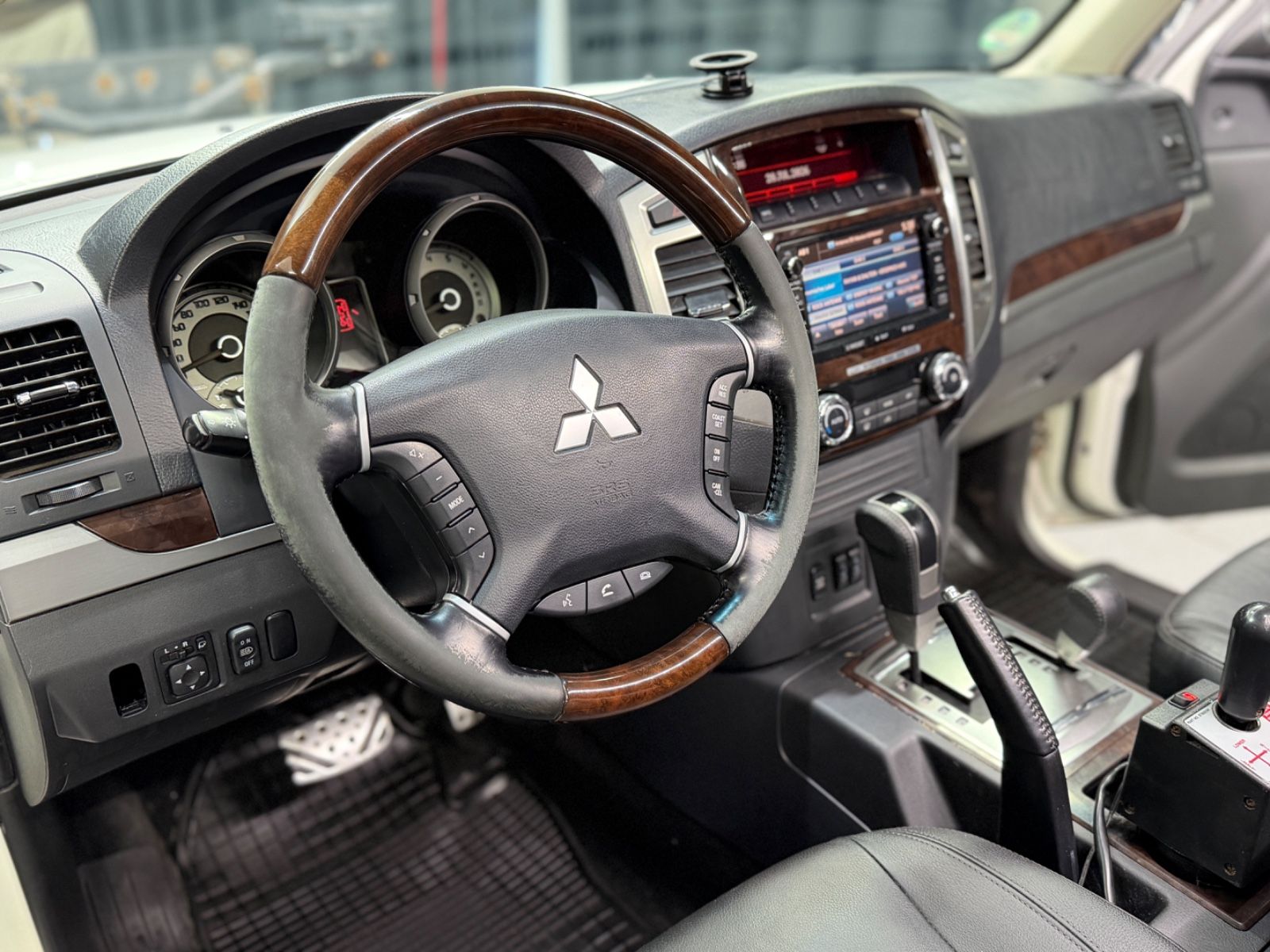 Fahrzeugabbildung Mitsubishi Pajero 3.2 DI-D Top|LEDER|NAVI|SCHNEESCHILD|BOSS