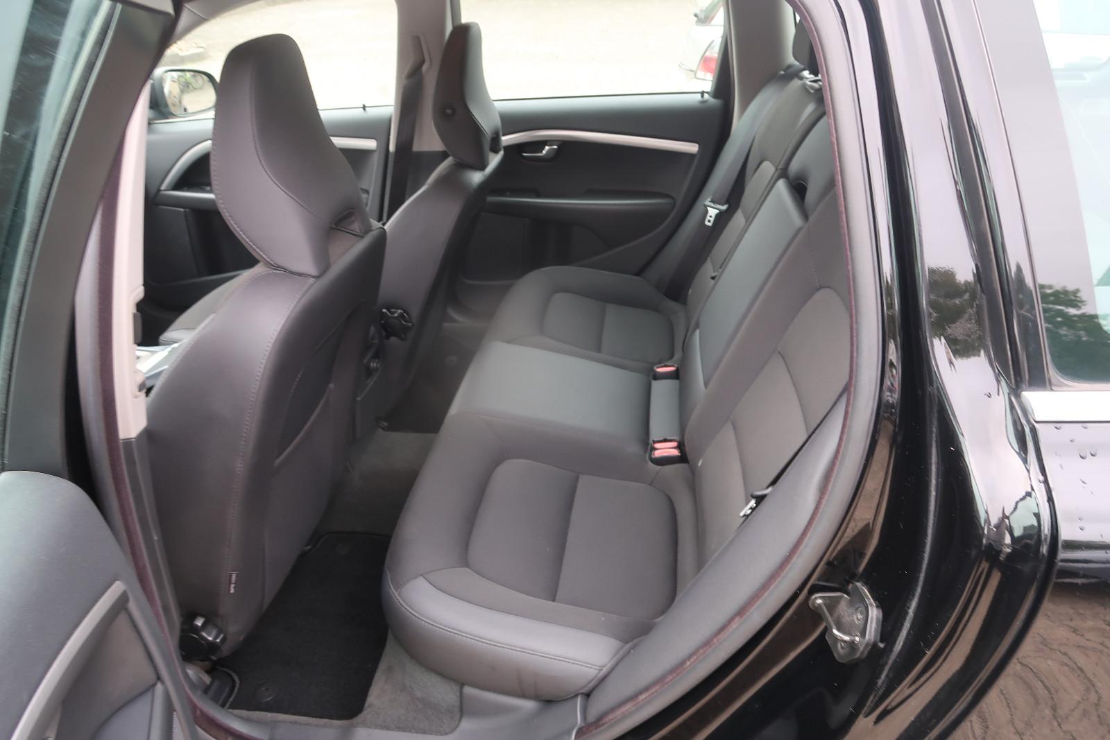 Volvo V70 2011 — photo 11