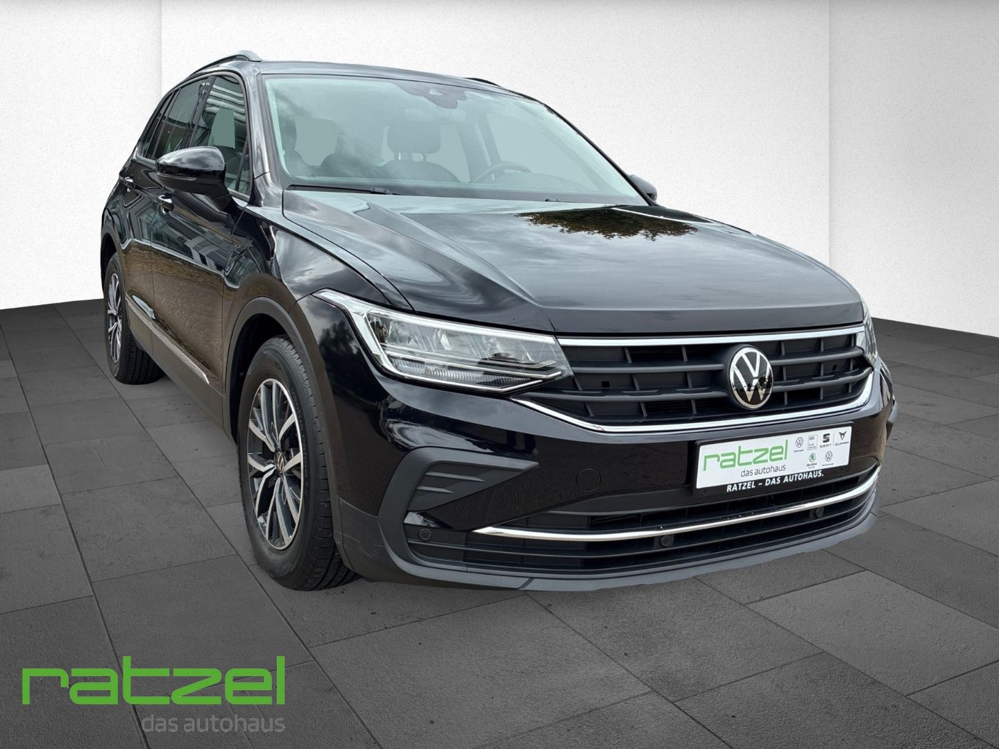 Fahrzeugabbildung Volkswagen Tiguan 1.5 TSI Life Navi Leder Digitales Cockpit