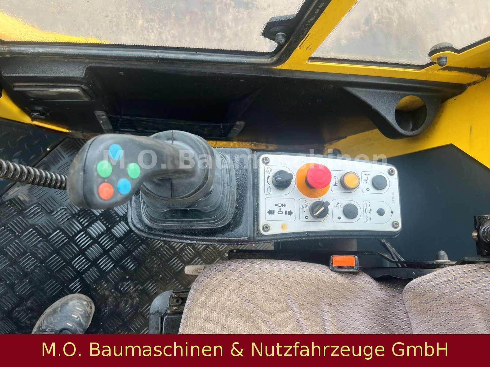 Fahrzeugabbildung BOMAG BW 213 D4-4BVC / 14,9 T / Walzenzug /