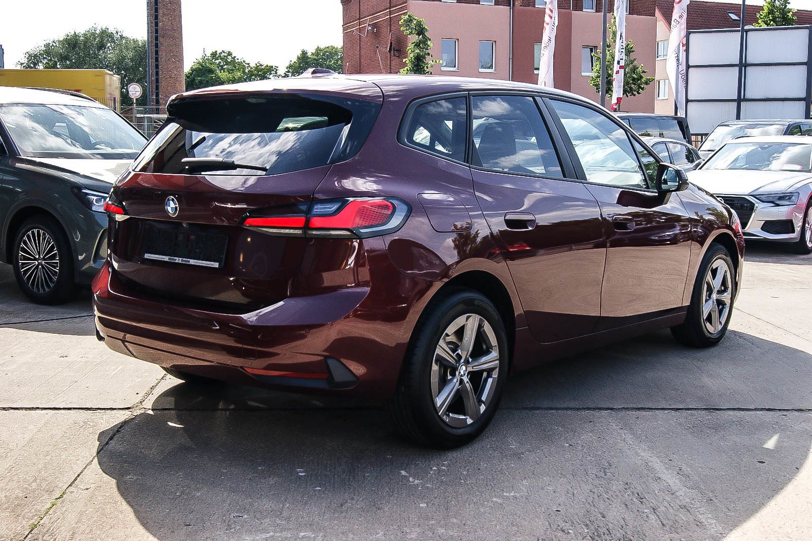 Fahrzeugabbildung BMW 223 Active Tourer i xDrive LEDER HEAD-UP SPORT 4