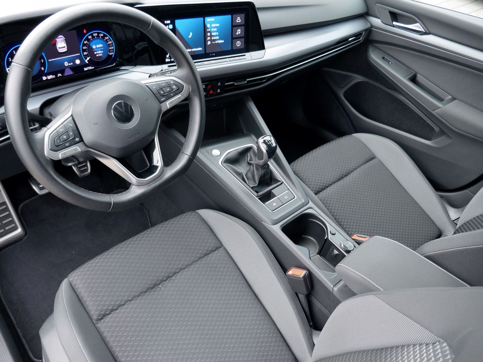 Fahrzeugabbildung Volkswagen Golf VIII Active 1.5 TSI | LED AHK RFK ACC Navi