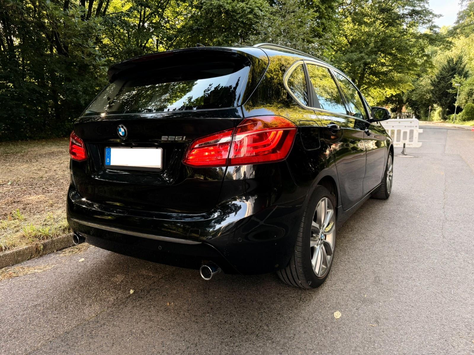 BMW 225i Active Tourer Luxury Pano AHK ACC HUD H/K