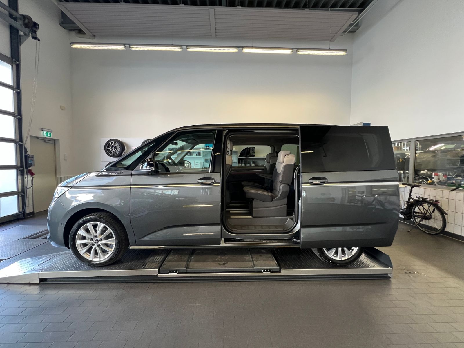 Fahrzeugabbildung Volkswagen T7 Multivan Style 2.0 TDI DSG *AHK, IQ.Light, Pa