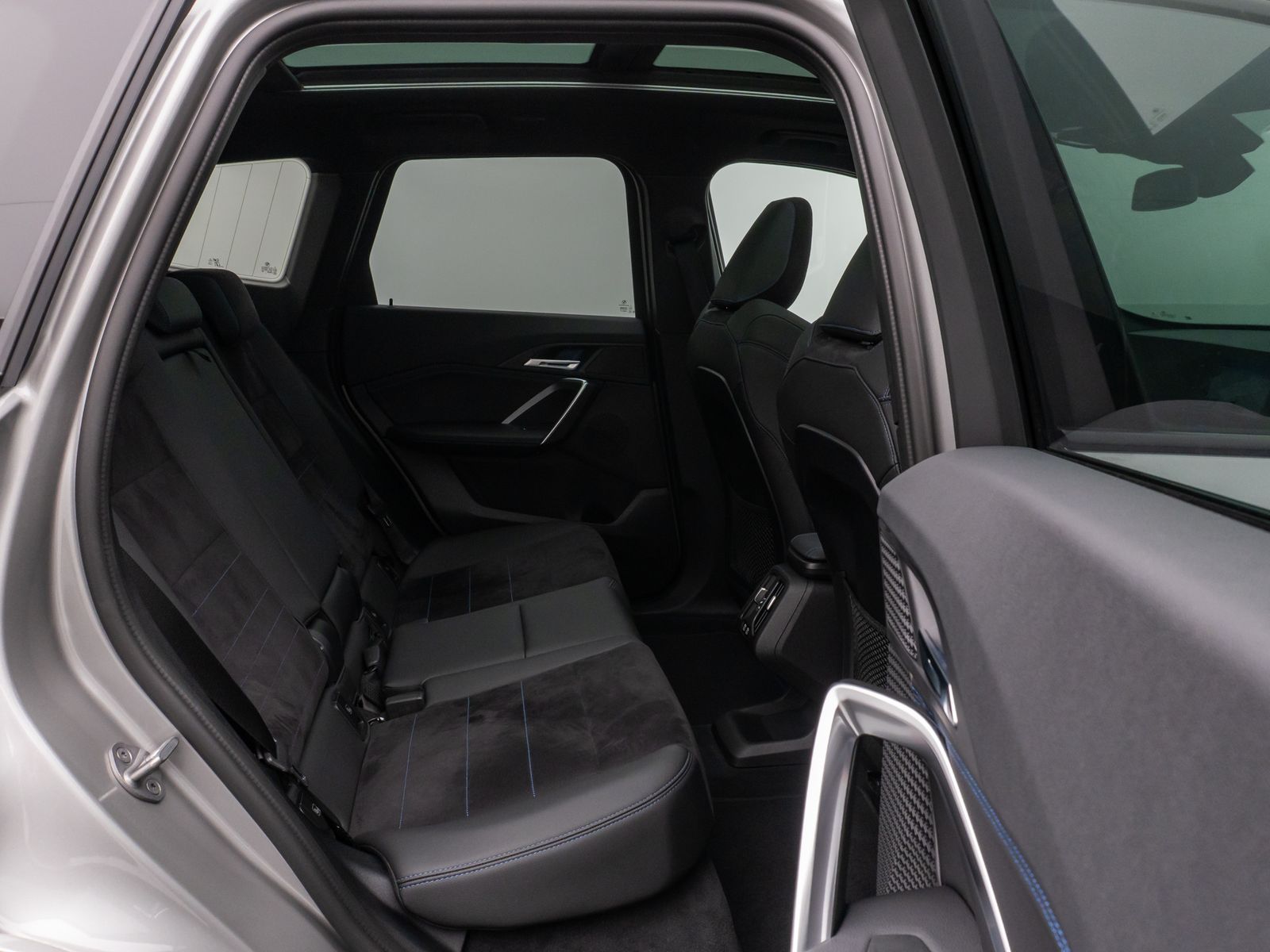 Fahrzeugabbildung BMW iX1 xD30 M Sport DAB Panorama Kamera Komfort 19"
