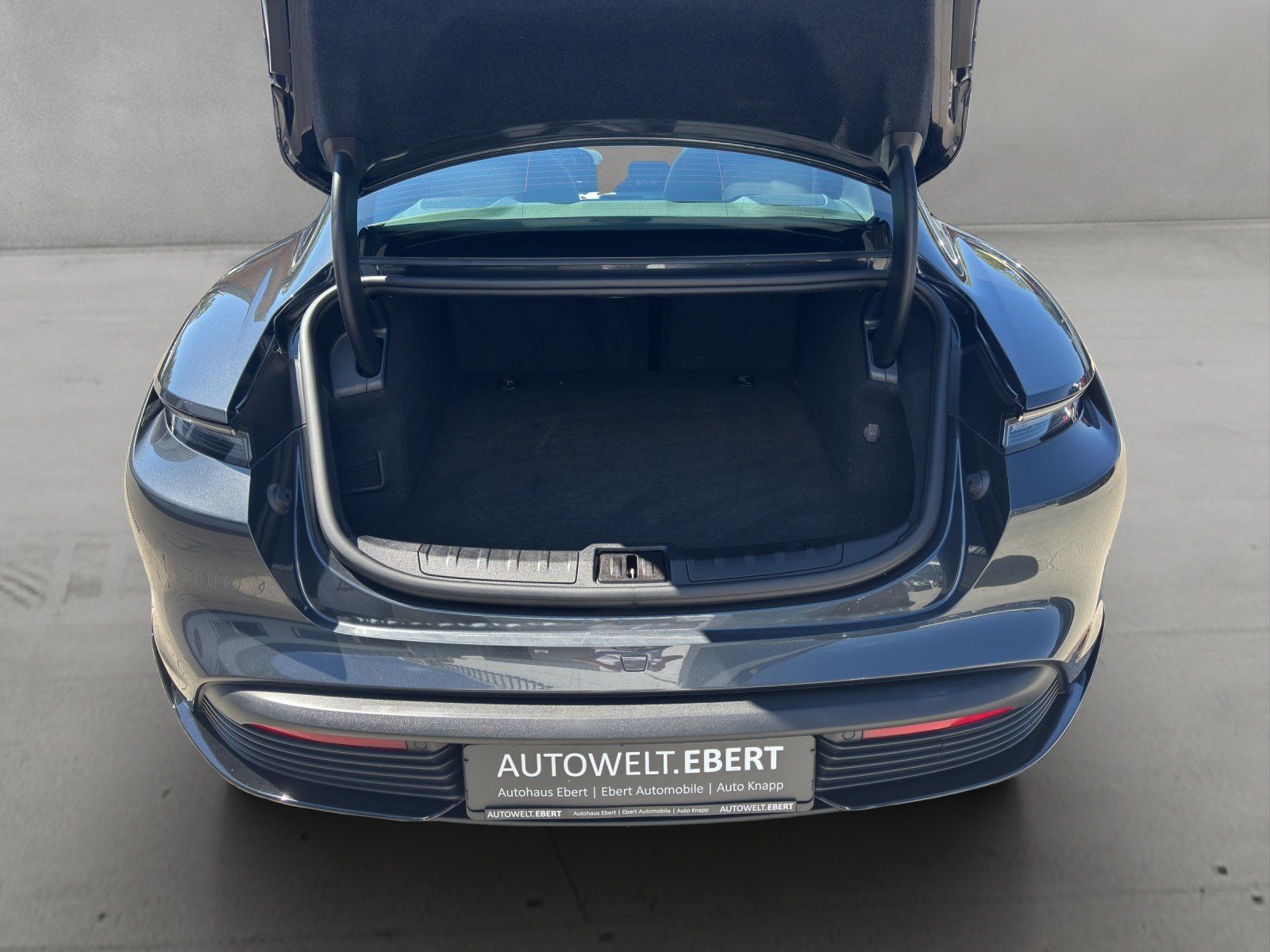 Fahrzeugabbildung Porsche Taycan Plus/SPORT-DESIGN/PASM/PANO/WÄRMEPUMPE/