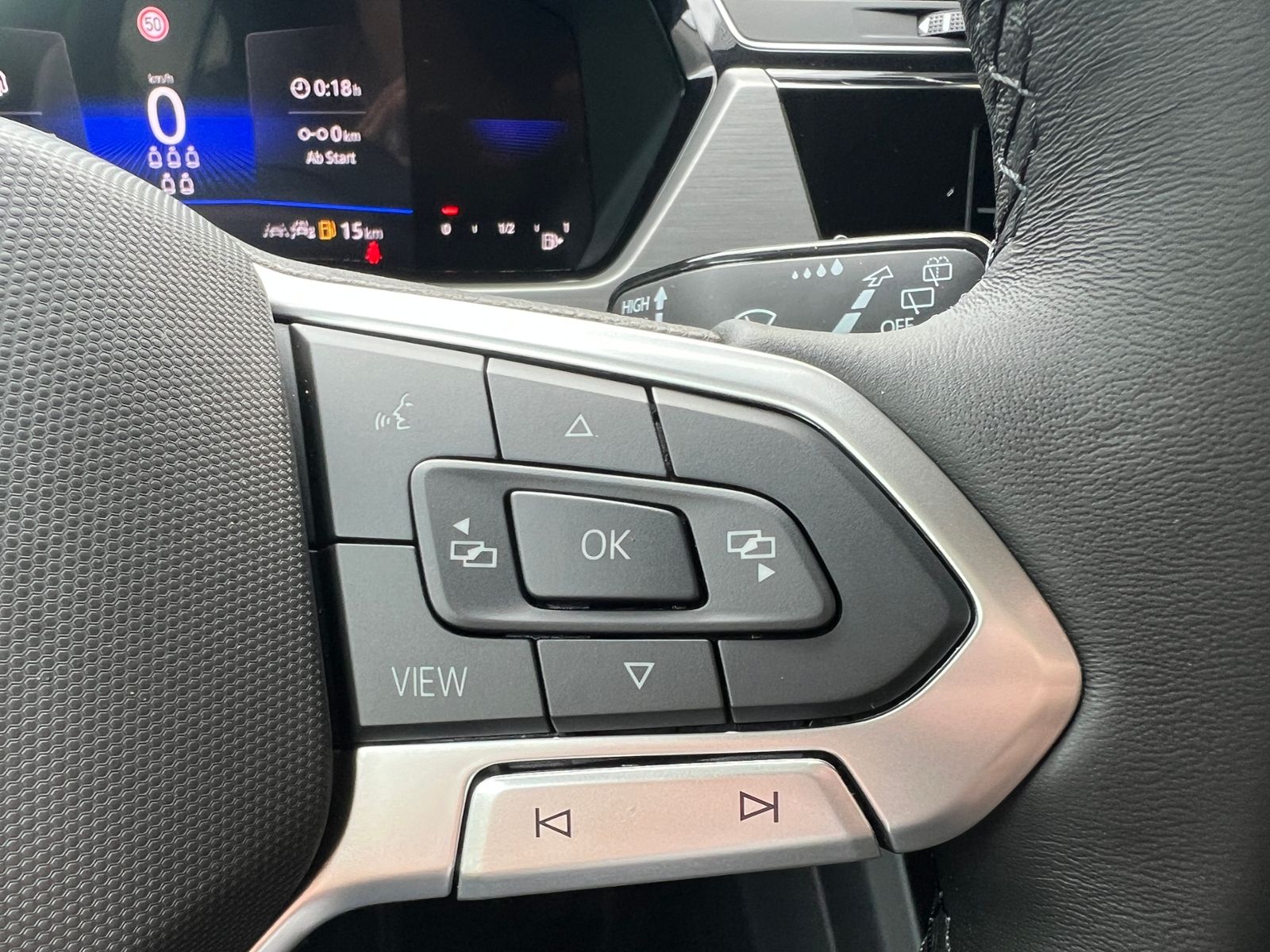 Fahrzeugabbildung Volkswagen Touran Comfortline 1.5 TSI DSG *LED, AHK, 7-Sitz