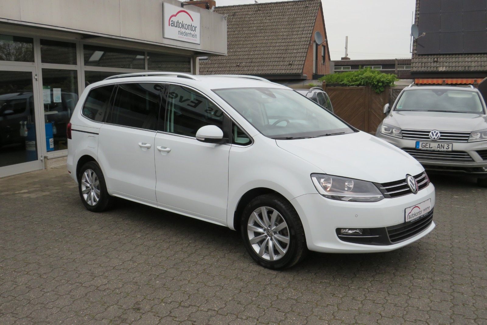 Fahrzeugabbildung Volkswagen Sharan Highline 7-SITZE AHK NAVI ACC 1.HAND