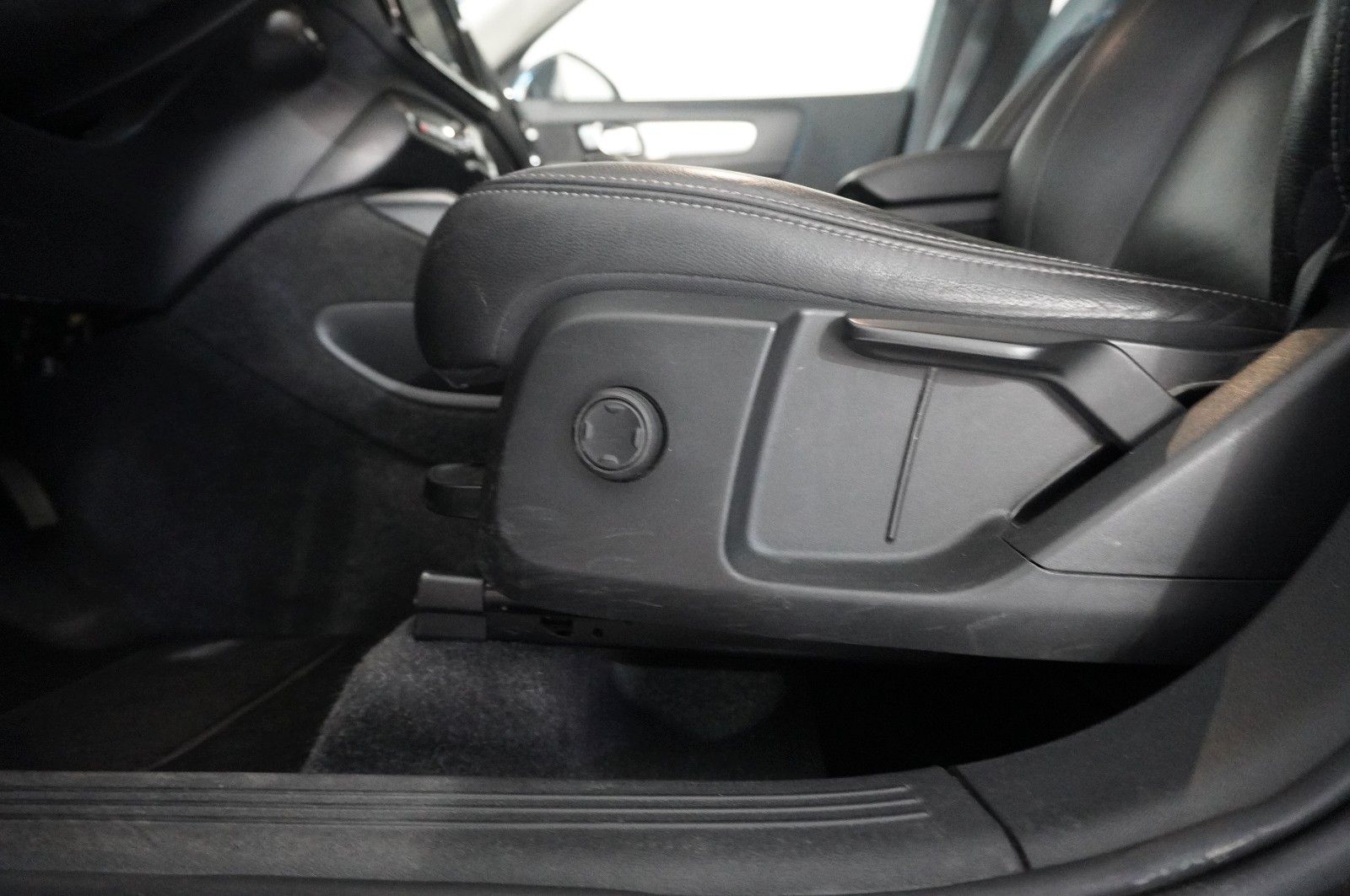 Fahrzeugabbildung Volvo XC40 T3 Momentum Pro LED/NAVI/LEDER/AHK/CAM